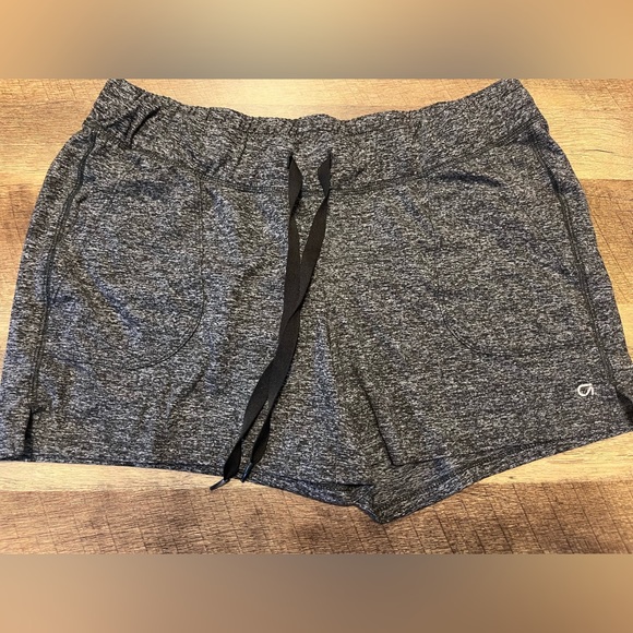 Size Small Gap Maternity Shorts - Picture 2 of 2